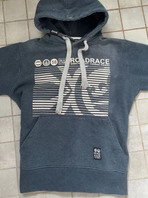 road race hoddie  - säljer en mörk blå road race hoddie i en gammal modell och den är äkta, den har ett unikt utseende och jätte snygg på!! storlek M men passar mig som vanligt vis har Xs/S lite oversize