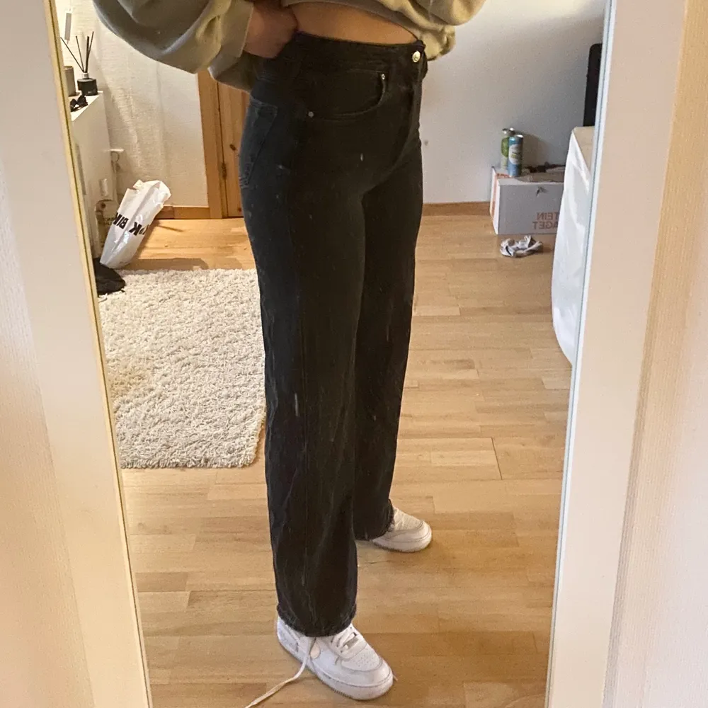 Så himla snygga raka jeans från Gina! Svarta men lite mörkgråa detaljer, kan skicka fler bilder. Storlek 40 men skulle säga att de passar 38 också! 🥰. Jeans & Byxor.