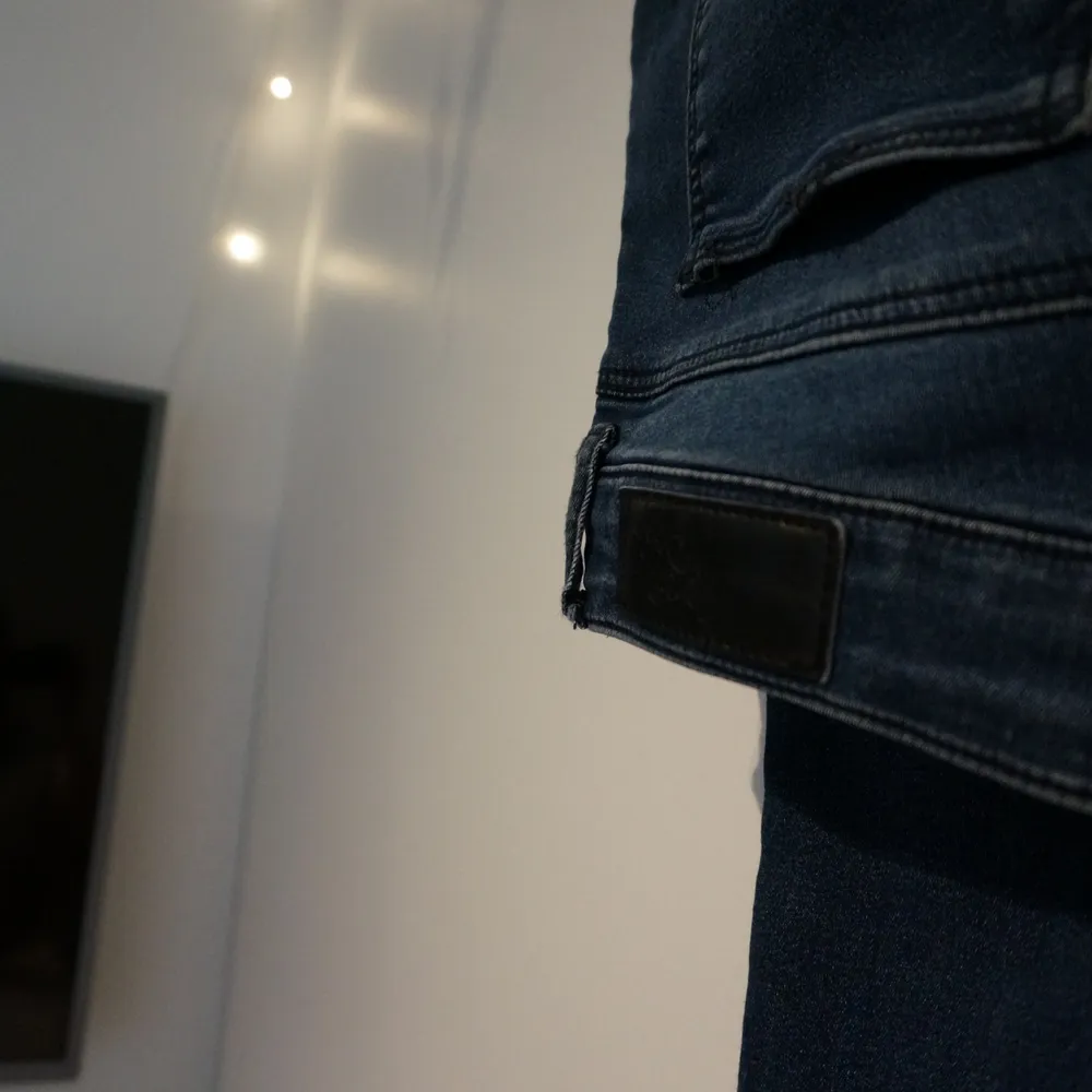 Ett par superstretchiga mid waist tighta jeans från Never Denim. Strl S. De är välanvända gamla favoriter men hela och rena! Säljer pga har inte använding för de längre. Originalpriset 499:-. Jeans & Byxor.