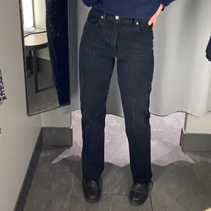 Raka jeans - Skitsnygga jeans. Använda bara 2 gånger och inga defekter. Har sytt in nedre delen på byxorna då jag tyckte de var en aning för vida från början (se bild 3 för att se hur de ser ut). Går att sprätta upp om man vill ha de som de originella byxorna. Är 173 cm lång men går att klippa om man är kortare då de är raw cut💕