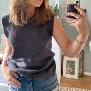 Ralph lauren väst - Brun Ralph lauren väst med röd logga. Köptes på humana för 250kr