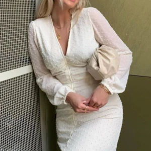 SANDRINA DRESS OFFWHITE - Säljer en supergullig klänning från Gina Tricot med prislapp på alltså helt ny!! Köptes för 500kr online och är helt slutsåld! Om många är intresserade blir det budgivning (: