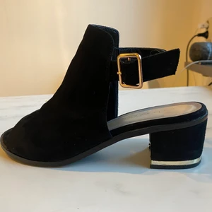 Klackskor - Låga klackar med gulddetalj, köparen står för frakten 🌸