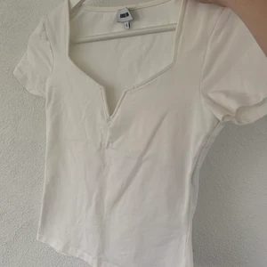 Sommar-topp  - Jättefin sommar-topp med v-ringning! Använd fåtal gånger så i jättebra skick:) 65kr plus frakt. Skriv för mer info och bilder😘