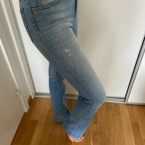 Bootcut jeans, Zara - Fina ljusblå bootcut jeans med medelhög midja. Stretchiga och sköna. Fint skick. Märke: Zara