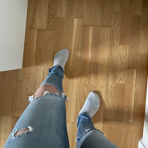 Crocker jeans - Supersnygga och sköna jeans, gjort hålen själv. Är tyvärr för små för mig nu. Dessa går att ha under alla årstider vilket är super!! 