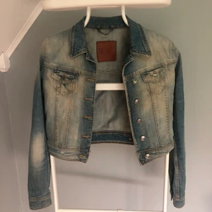 Jeansjacka - Ginatricot jeansjacka, för liten för mig därav säljes. Strl. S, pris: 50:- frakt tillkommer. 