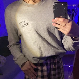 Tröja  - Hej💜 jag säljer denna tröja, den går att styla till mycket är ganska mjuk i materialet! Det står ”see you in Paris” på den i vänstra hörnet av tröjan.