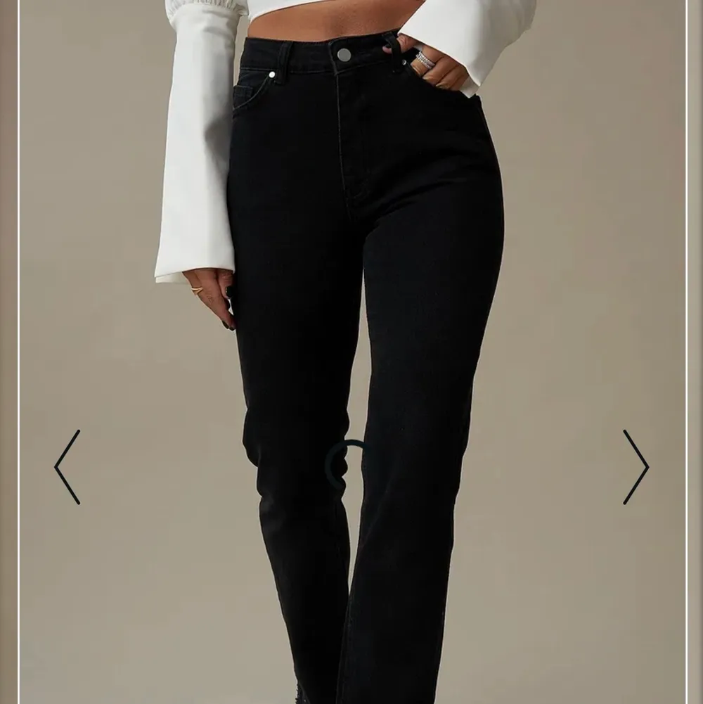 Svarta jeans från Hanna schönbergs kollektion med nakd! Sitter jättebra och har en fin slits vid anklarna💕 Säljer för att byxorna inte kommer till användning. Endast använda 1 gång så dem är som nya✨. Jeans & Byxor.