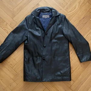 Skinnjacka - Skitsnygg äkta skinnjacka köpt dyrt second hand. Köpte den för 700kr. Passar bra till våren/sommaren eftersom den är ganska tunn men kan även passa till höst om man har ngt varmt under.