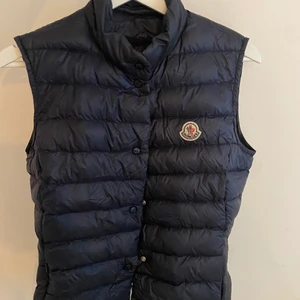 Moncler vest  - Mörkblå monclet vest, storlek 2 (Medium)