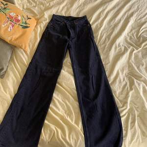 Jättesnygga svarta Yoko byxor från Monki. Aldrig använda för dom är för långa på mig. 