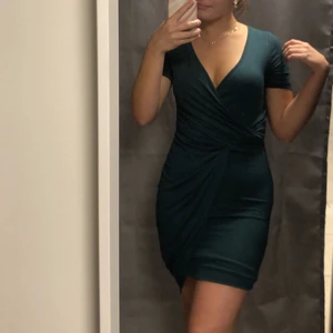 Klänning - Säljer denna turkos/gröna klänningen som är så fin på sommaren! Köpt från asos och är i storlek 36! På andra bilden ser man lite bättre hur den sitter! 