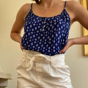 Blått linne - Säljer mitt superfina linne då det tyvärr bara blir liggandes i garderoben. Superskönt att ha på sommaren. Linnet är sparsamt använt och därför som nytt. Köparen står för frakten💕