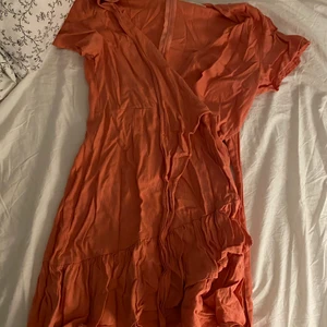 Klänning strl S - Väldigt fin korallfärgade klänning. Skrynklig på bilden då den inte är använd på länge. Tyvärr är den för liten för mig. Jag är 170 och klänningen är i storlek S.