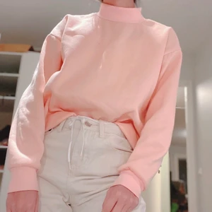 🌸 pastell rosa sweater 🌸 - säljer en supersöt pastellrosa sweater! supersöt 🥺💖💖💖 ✨ SKA FLYTTA UTOMLANDS SÅ ALLT MÅSTE BORT INNAN 17 MARS ✨ annars slängs det på tippen 🥲 