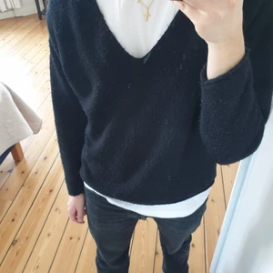 Cachmire tröja - Säljer en fin chasmire tröja köpt secondhand, felfri. Det är spegeln som är smutsig och inte tröjjan! 