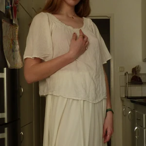 BLUS! <333 - Vit SUPERVACKERluftig blus som passar alla storlekar. Bra skick och nästan aldrig använd. Säljer för jag glömmer bort att den finns och använder den tyvärr inte:( Storlek 34/35 priset kan prutas (köparen står för frakt) 