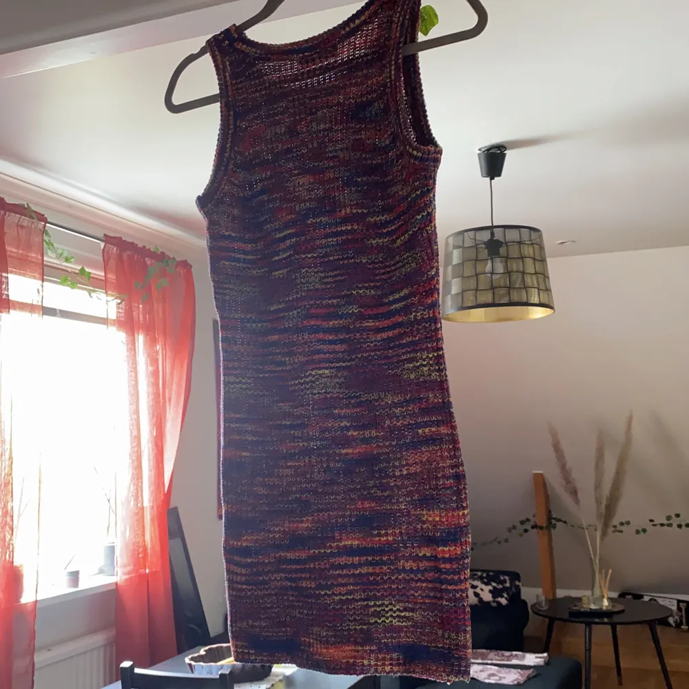 stickad klänning från shein, aldrig använd 🌻 jättefin till sommaren! storlek M (var lite för kort på mig som är 1.81m lång) 💔 . Klänningar.