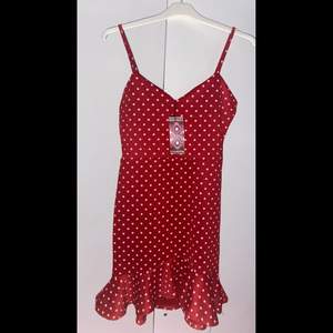 Jätte fin röd klänning från boohoo storlek 34, säljer då den är för liten för mig, aldrig använd endast testad❤️