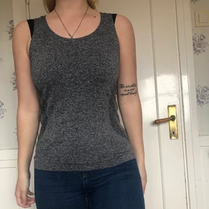 Stadium tränings linne - Träbings linne från stadium köpt ett par år sen. Använt kanske en eller två gånger. 