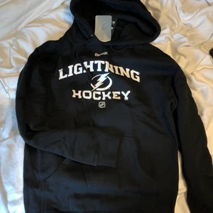 Snygg NHL hoodie! - OBS! Smutsig spegel på första bilden! Intressekoll på denna hoodie som är helt ny. Köpt dyrt med både frakt och tull. Storlek S men skulle säga att den är som herrstorlek L. 