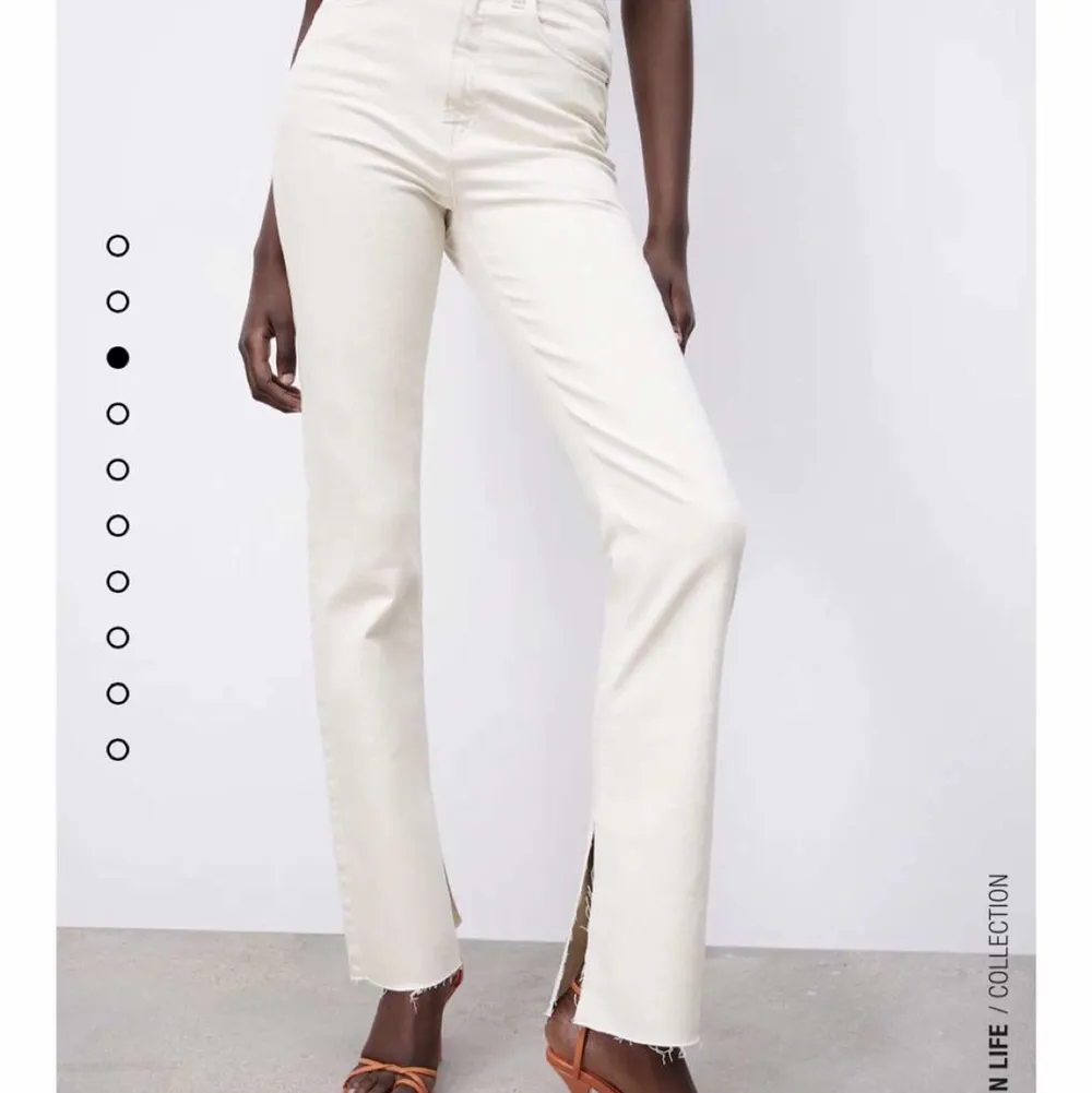 Superfina jeans från Zara! Beiga med slits nertill. Avklippta så passar 160cm ungefär💓 . Jeans & Byxor.