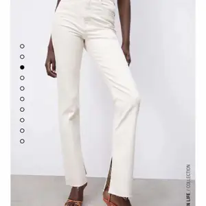 Superfina jeans från Zara! Beiga med slits nertill. Avklippta så passar 160cm ungefär💓 