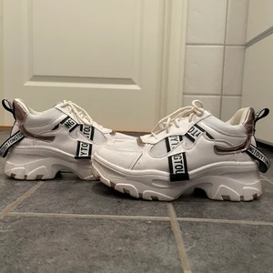 Höga coola sneakers från boohoo - Höga sneakers från boohoo som inte är använda pågrund av fel storlek. Väldigt fint skick. Storlek 38. 100kr + frakt