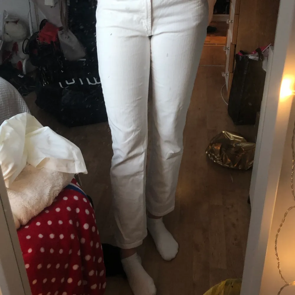 Ett par vita jeans i straight modell från marc leuge. Är i storlek S men passar XS med. För kort för mig men annars är dom jätte fina, jag är 1.74 cm ungefär. . Jeans & Byxor.