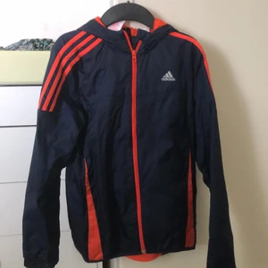 Adidas vår jacka  - Den är i bra skick och den har blivit liten på mig så jag vill sälja den 