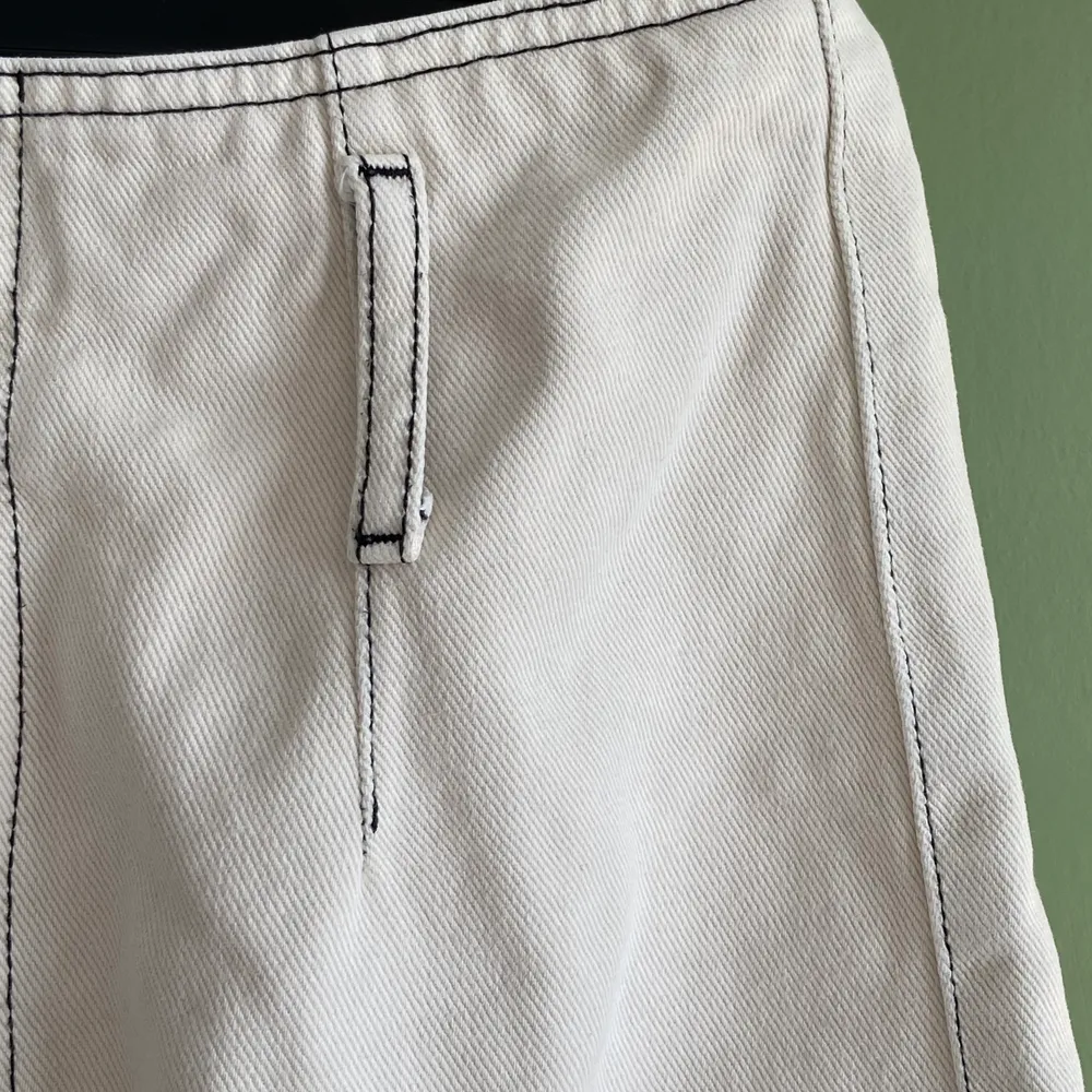 Högmidjade vita jeans med kontraststygn och raka ben, superfina men får inte någon användning för dom tyvärr. Finns även ett skärp i samma material och färg med! . Jeans & Byxor.