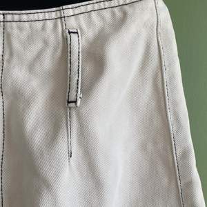 Högmidjade vita jeans med kontraststygn och raka ben, superfina men får inte någon användning för dom tyvärr. Finns även ett skärp i samma material och färg med! 