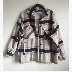 Rutig skjortjacka från Zara  - Storlek S, från Zara. 