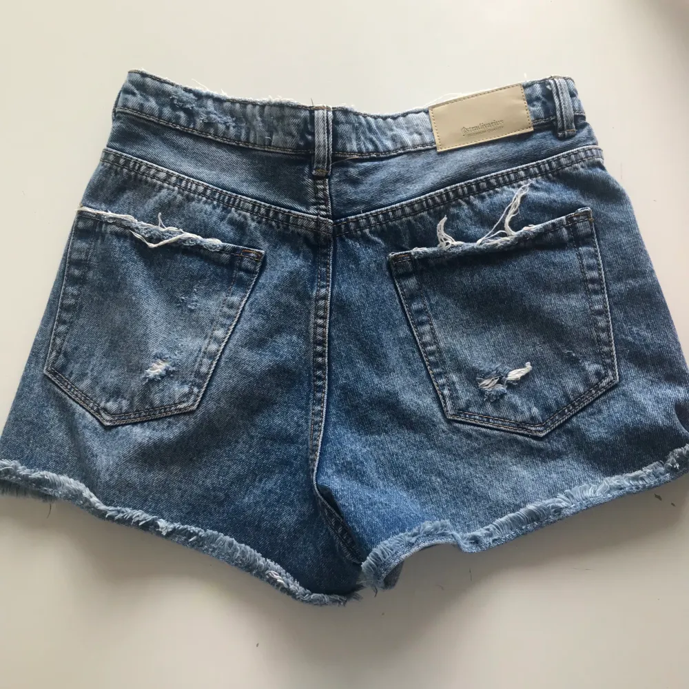 Shorts från Zalando tyvärr ej kommer till använding längre. Knappt använda och i fint skick. Säljer för 80kr gratis frakt!🤍. Shorts.