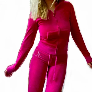 Juicy couture  - Strl S i koftan och XS i byxorna. ALLA stenarna på både byxorna och koftan sitter kvar! Litee veck på armarna. Övrigt fint skick. Byxorna är utsvängda där nere. Säljer bara vid bra bud! 