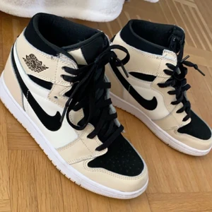 38 - Säljer mina super snygga trendiga Jordan!🙌🏼 Har använt dem två gånger så dem är som helt nya och de är helt äkta. Säljer dem just av att dem inte kommer till användning för har redan andra Jodans💕Bara höra av för mer bilder, frakten ingår!