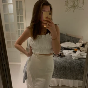 Croppad blus - Säljer nu denna blus som jag köpte här från Plick, så himla fin men kommer tyvärr inte till användning då den var lite liten:/ Är osäker vilket märke den är ifrån då den inte har några lappar😩Så fin till sommaren✨✨