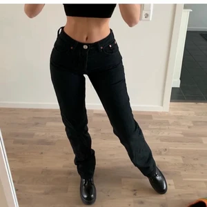 Jeans - Köpte ett par så fina jeans från en tjej här på plick men dom passade inte så säljer vidare, första bilden är lånad. Jeansen är slutsålda på Zara så säljer dom för 300 kr plus frakt som köparen✨