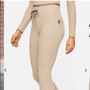 SÖKER Stronger  - SÖKER dessa med raka ben i storlek S eller M!! 