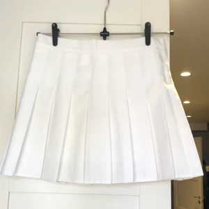 Oanvänd tenniskjol - Helt oanvänd, endast testad men tyvärr var den för liten för mig. Men annars super snygg vit tenniskjol💘 (startbud 50kr + frakt).                                  Budgivningen slutas Söndag 23: 18.00                     Högsta bud: 90kr+frakt