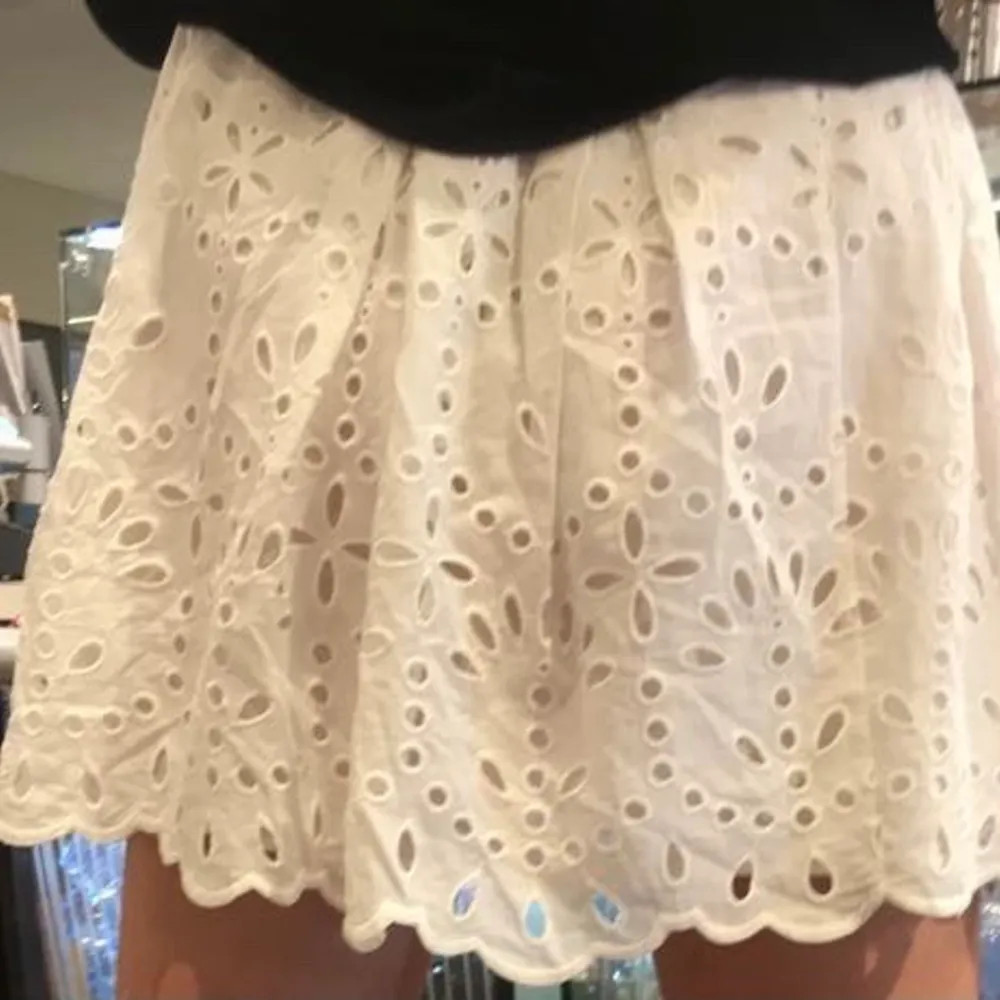 Säljer denna vita kjol från HM. :). Kjolar.
