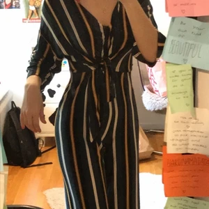 Randig sparkdräkt! - Asball sparkdräkt med ränder i olika storlek och färg. Väldigt mjukt och skönt material som formar sig efter kroppen. Ett band i midjan som man själv knyter och därmed styr passformen lite själv. Väldigt stretchigt material. Sparsamt använd och i mycket gott skick. Kan mötas upp i Göteborg, annars frakt på 66kr❤️