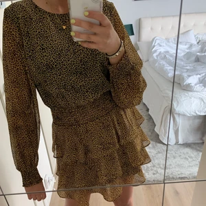 Volangklänning - Superfin klänning i leopardmönster med volanger i storlek M/38 (passar även S)💞💞Aldrig använd☺️