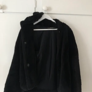 Fake pälsjacka från zara - Pälsjacka (ej äkta päls) från zara. Storlek xs men är lite oversized.