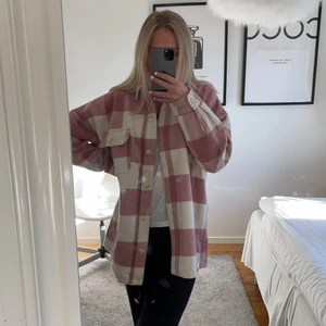 Jacka  - Säljer denna superfina rutiga oversized jacka från Bianca ingrossos kollektion som tycker inte kommer till användning längre! Super fin rosa färg💕💕💕💕 original pris 800 kr! Kan diskutera pris!