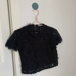 Zara blus  - Spets blus från svara med dragkedja där bak