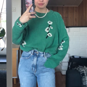 Stickad tröja - Säljer min mysiga tjocktröja från Carin Wester då jag inte fått användning för den riktigt! Så fin på en sommarkväll!🌿🌞