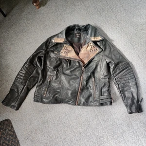 Skinnjacka - Snygg och hel.. bara vissa nitar som lossnat men går att limma på nya..