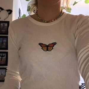 Tröja med fjäril! - Jättesöt tröja från brandy melville med en fin fjäril på. Långärmad och lite ribbad i tyget. Skriv för fler bilder. Kan mötas upp i göteborg, annars frakt 66kr❤️